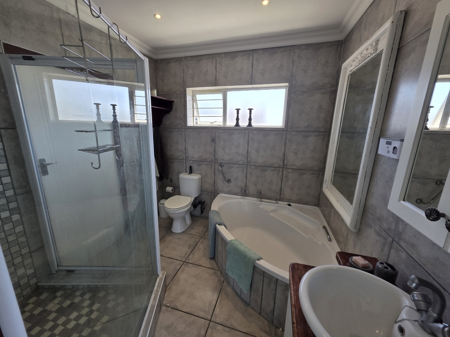 6 Bedroom Property for Sale in Oceanview Heights Western Cape